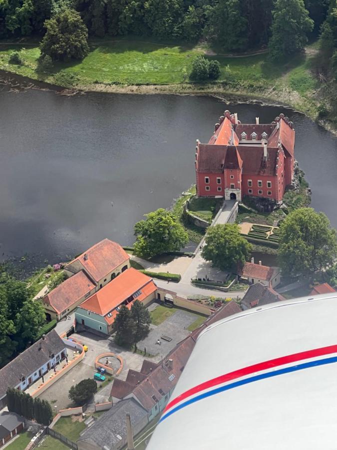 Penzion Tera U Zamku Cervena Lhota Pluhuv Zdar Exterior foto