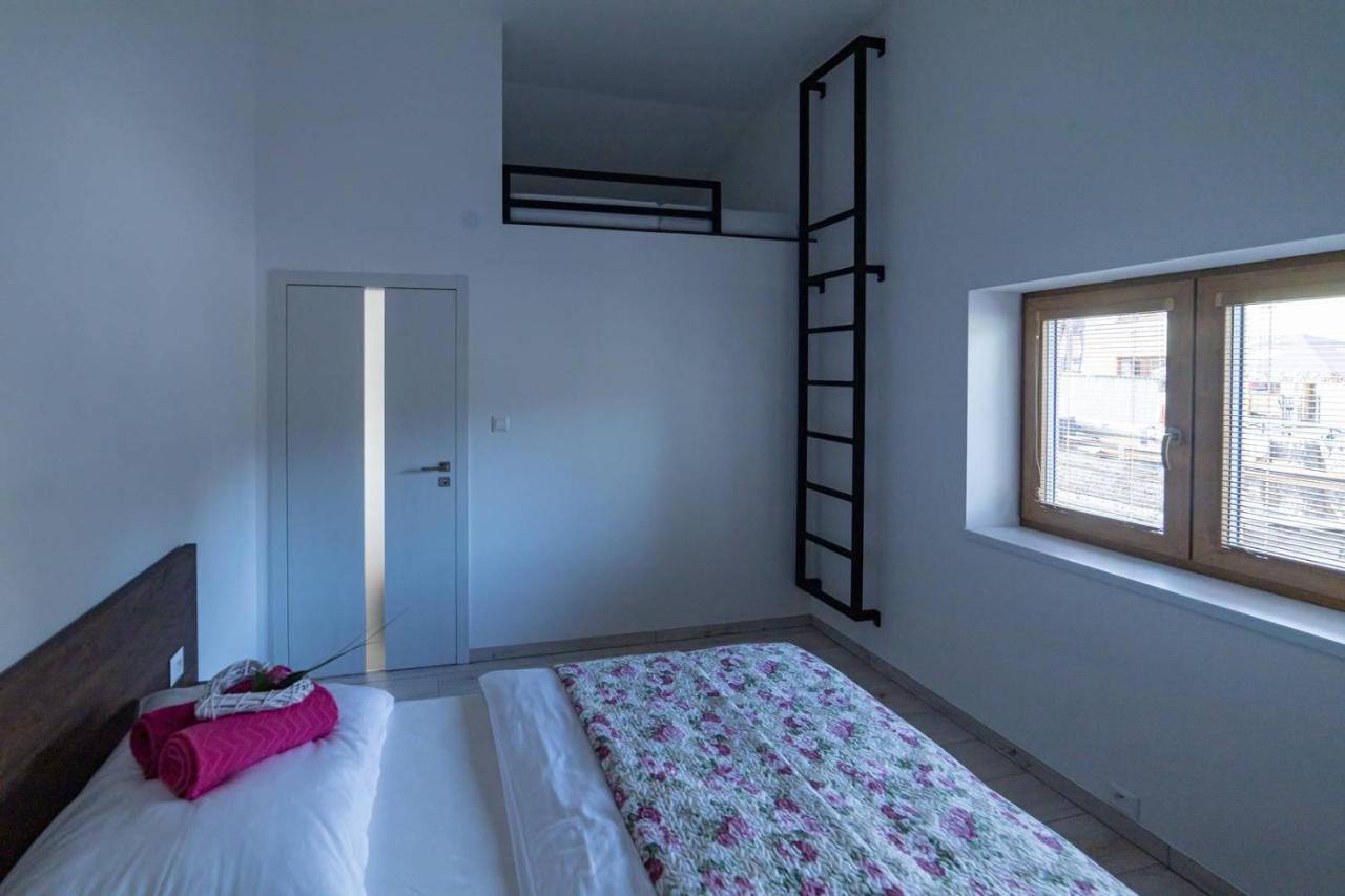 Penzion Tera U Zamku Cervena Lhota Pluhuv Zdar Exterior foto