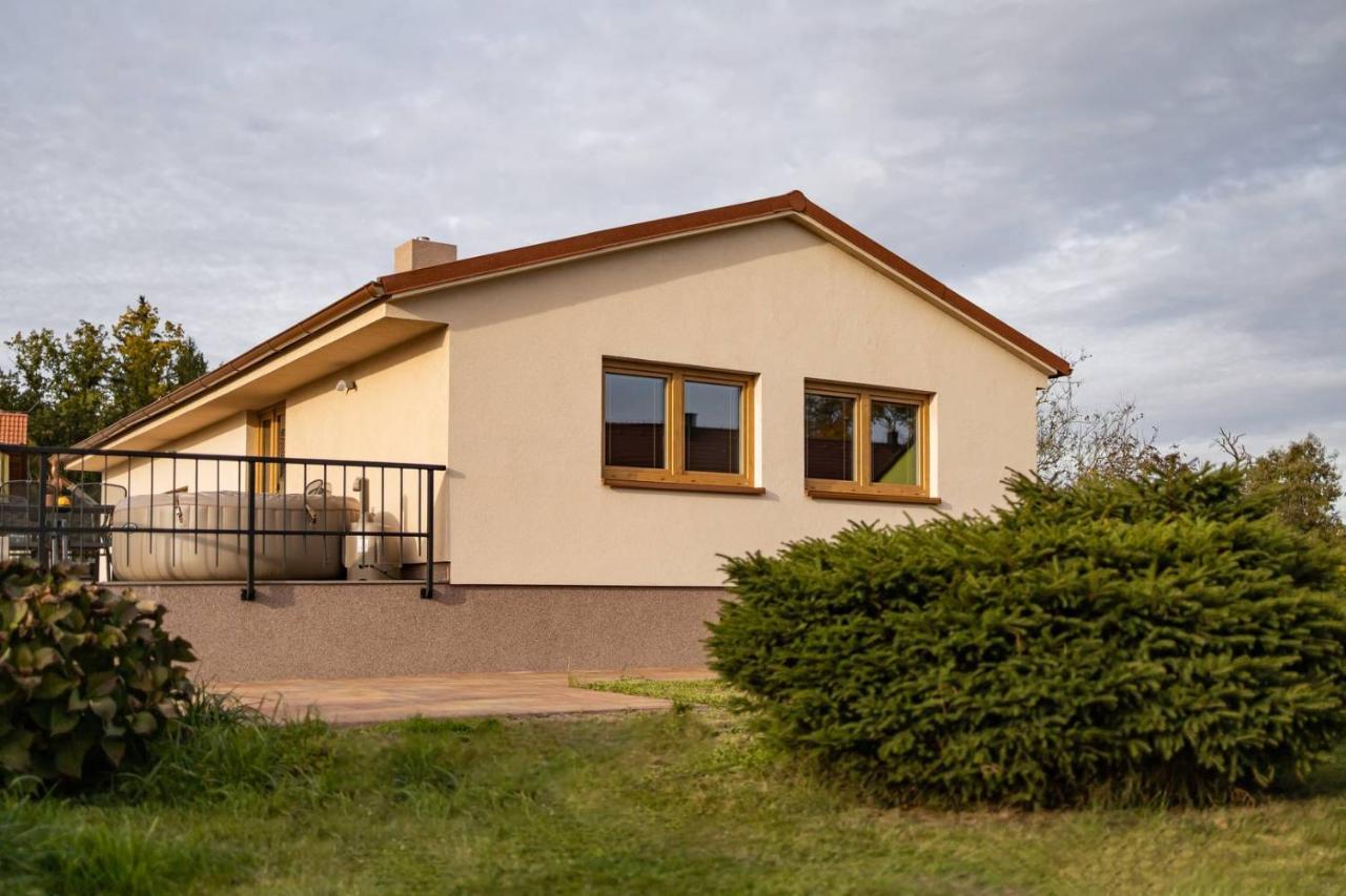 Penzion Tera U Zamku Cervena Lhota Pluhuv Zdar Exterior foto